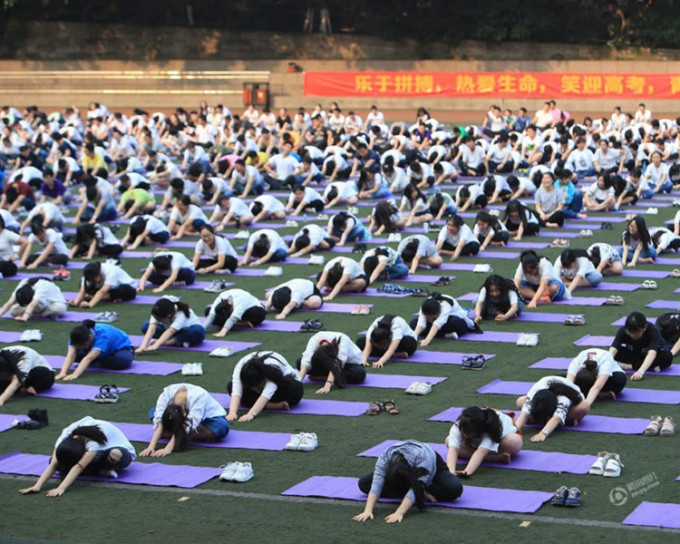 在5名瑜伽老師的帶領下，千多名學生一起練習瑜伽。網圖