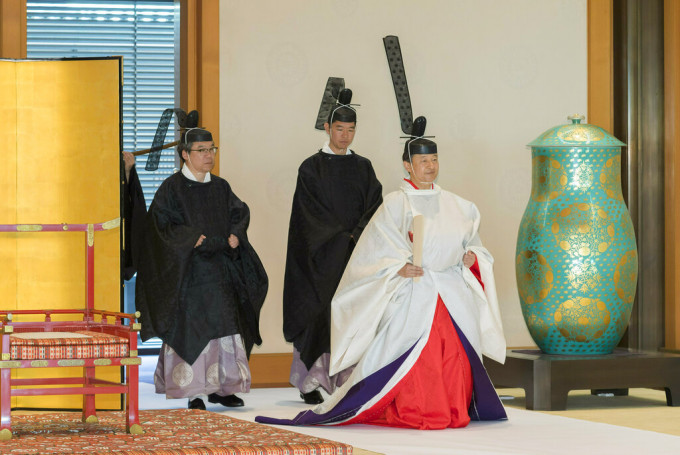 新日皇德仁即位後首度穿著「黃櫨染御袍」，在皇居宮中三殿首次出席宮中祭祀。 AP圖片