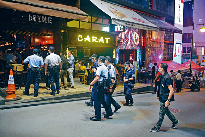 ■多個部門到蘭桂坊巡查酒吧是否有違規情況。