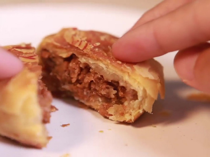 中国第一代「人造肉」月饼，仿制老上海鲜肉月饼，原材料为大豆蛋白和碗豆蛋白，零胆固醇。(网图)