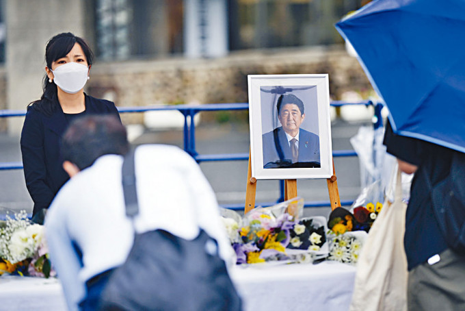民众昨在自民党总部献花，悼念安倍晋三。