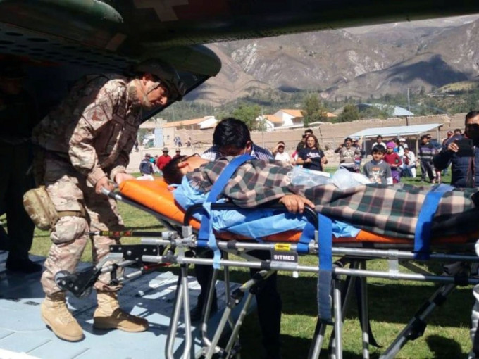 军用直升机将中毒严重者送往邻省大城市阿雷基帕，随后他们被转运到首都利马等地的医院进行救治。（网图）