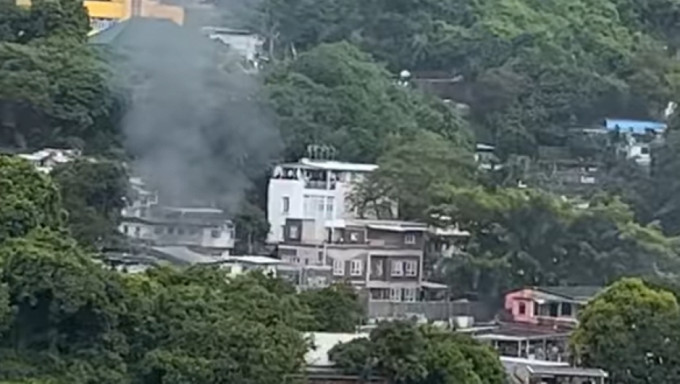 沙田上禾輋村昨日有寮屋起火。香港突发事故报料区FB影片截图