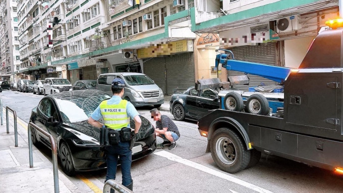 行动中，警方共拖走16辆对交通造成严重阻塞的车辆。警方图片