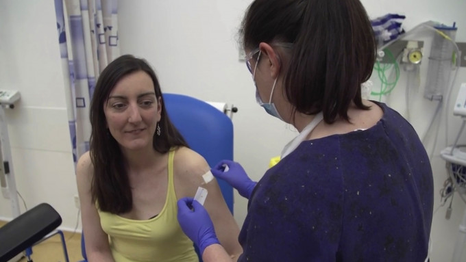 英国牛津大学正也在周四展开新冠肺炎疫苗的人体试验。 AP图