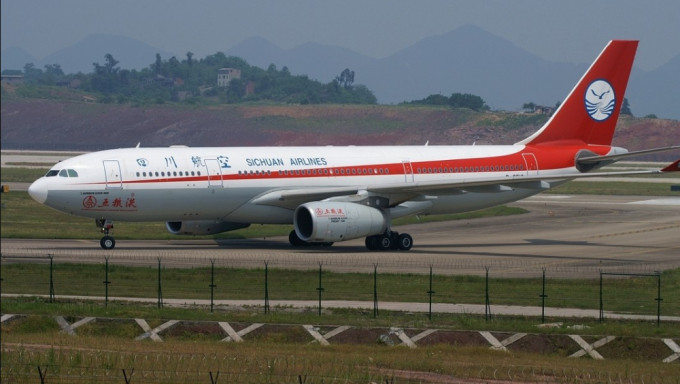 四川航空客機迫降廣州機場，一度掛出7700緊急代碼。