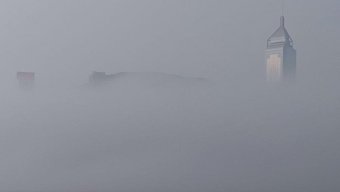 维港大雾。