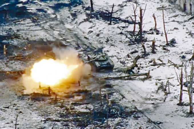 俄军坦克周日在乌东马林卡镇开火。