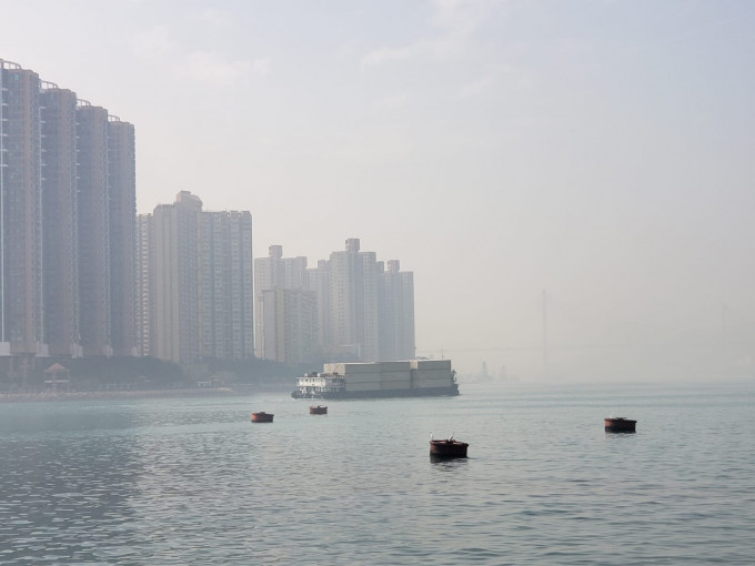 本港今日風勢微弱，不利污染物散去。