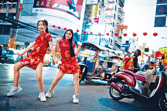 曼谷唐人街准备庆祝农历新年，穿着中国服装的女子在街头起舞。