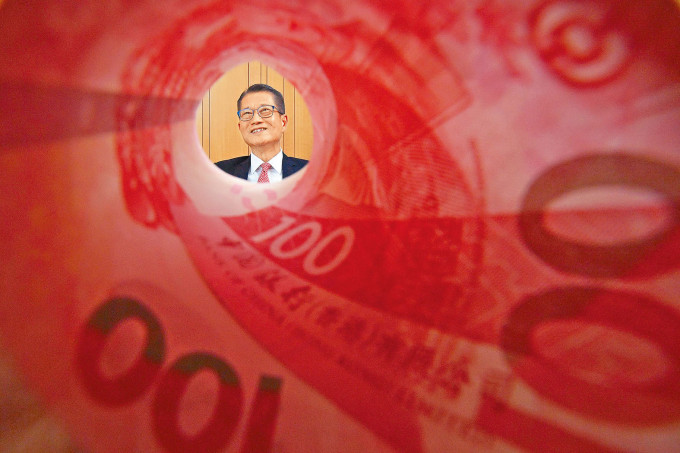 陈茂波表示，要推动人民币离岸中心地位，香港下一步是要提供更多产品和服务，提升离岸人民币业务枢纽。