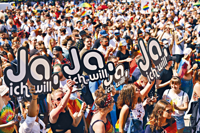 ■瑞士同性恋者本月四日在苏黎世游行。
