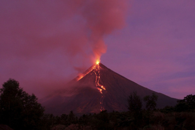 火山连日爆发。AP