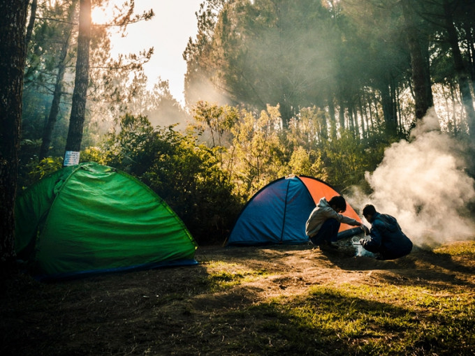 女網民想相約男友一同去露營，但對方就以太累為由拒絕。unsplash圖片