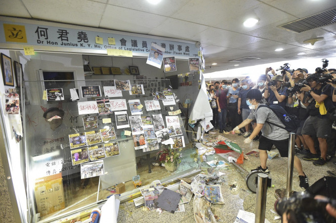 立法會議員何君堯荃灣辦事處遭示威者刑毀。資料圖片