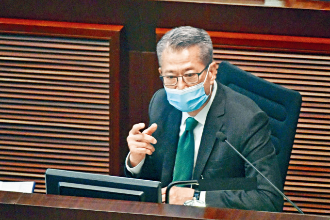 ■財政司司長陳茂波昨到立法會財務委員會會議，回應議員一系列質詢。