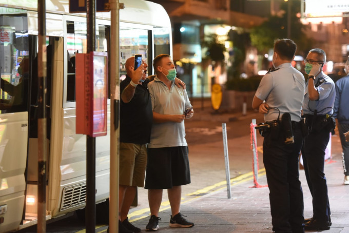 警方晚上在湾仔截查2名外籍男子。