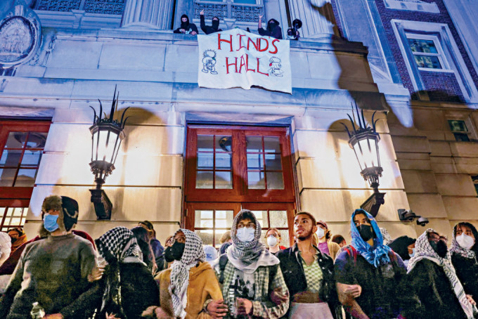 示威者在哥伦比亚大学汉密尔顿大楼外组成人链，并展示「欣德大楼」横幅，纪念在加沙丧生女童。