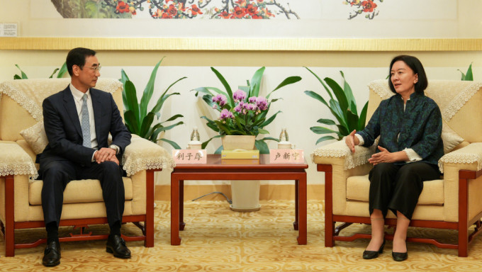 中央政府駐港聯絡辦副主任盧新寧今日（8日）與香港賽馬會董事會主席利子厚交流。（中聯辦提供）
