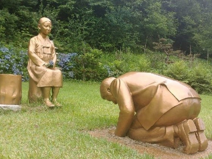 南韩一个雕像被指影射安倍向慰安妇道歉。(网图)