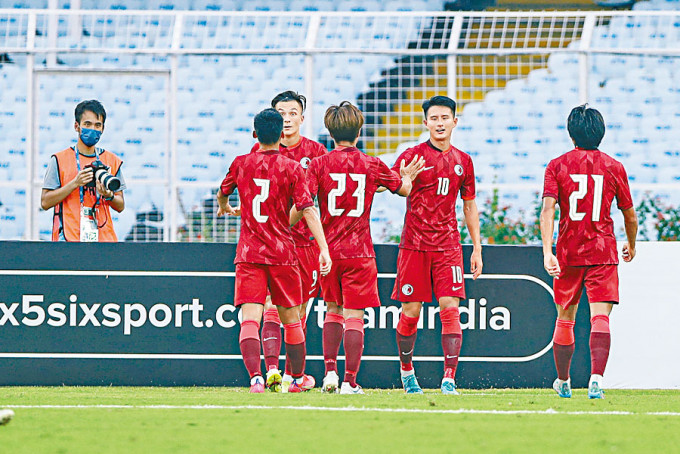 黄威（右二）乐见亚洲杯决赛周由南韩主办。