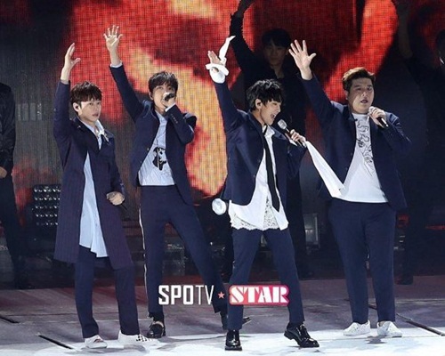 出道時SJ曾是韓國最多成員的男團，因各種原因昨晚只得4人上台表演。