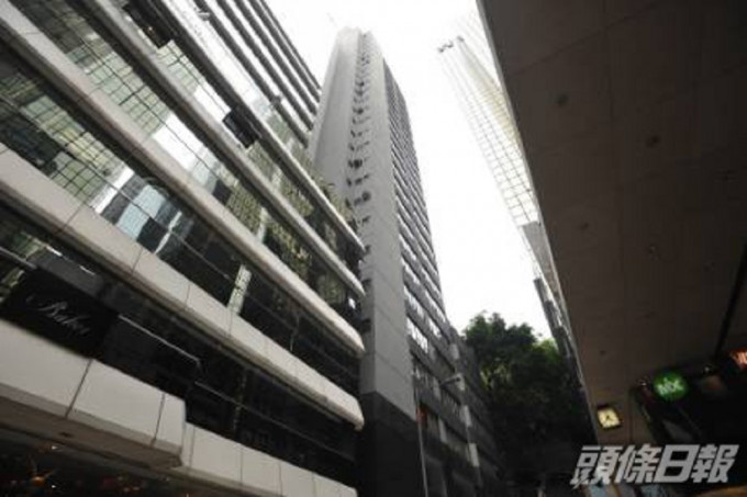 美商会购入香港钻石会大厦高层作新总部，由于面积减半，委托两家建筑师行设计，务求善用每一寸空间。
