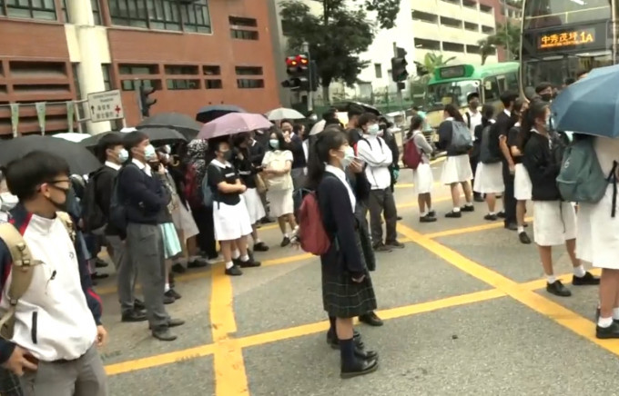 学生走出马路。港台新闻截图