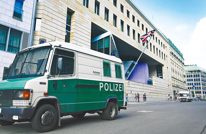 英國駐柏林大使館外周三泊有一輛警車。　