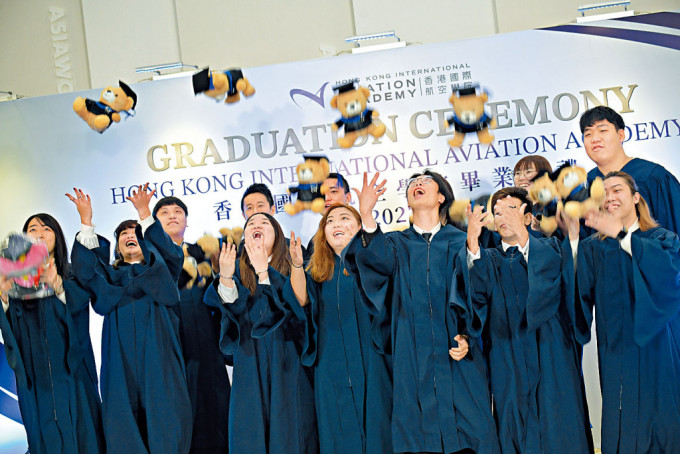 香港國際航空學院於上周五舉行畢業典禮，校長李天柱說學院正積極培訓航空業界人才。