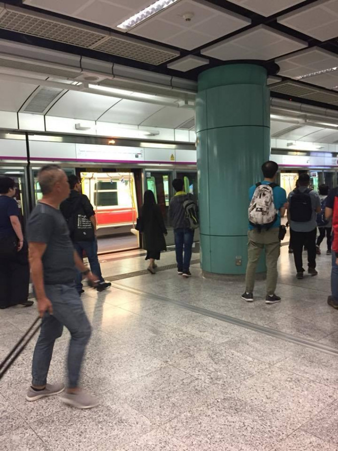 西鐵兆康站列車暫停服務。‎香港突發事故報料區網民Kubi Wong圖片