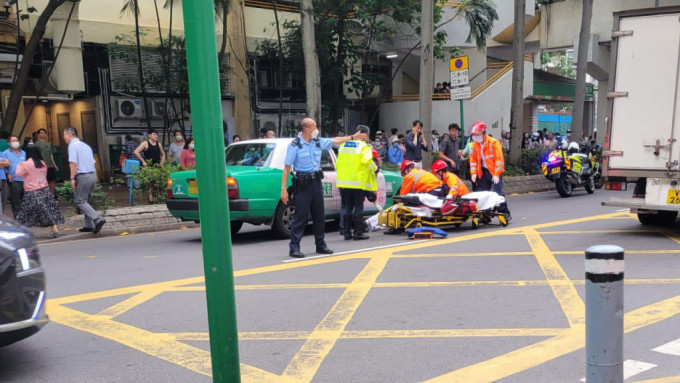 大埔两男生过路 遭的士撞倒擦伤送院。马路的事 (即时交通资讯台)FB