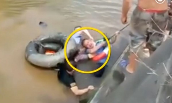警員下水拯救竟被拒：「我死都要你哋後生墊屍底」。網上圖片