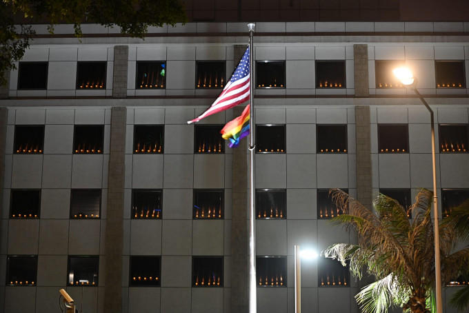 美国驻港总领事馆点起约400支电子蜡烛。