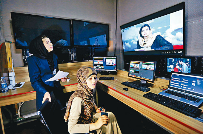 阿富汗女子电视台Zan TV的女监制（右）在剪片室工作。