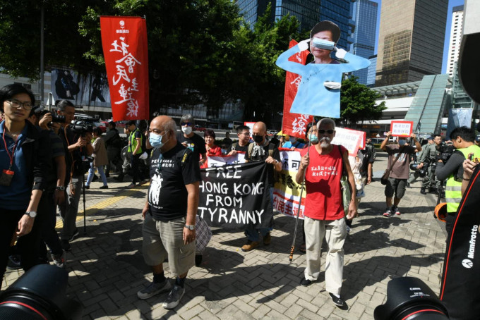 示威者带同蒙面的林郑月娥道具人像游行。