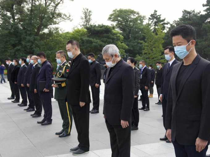 《长津湖》全国上映当天，剧组人员集体到辽宁渖阳抗美援朝烈士陵园敬献花篮。