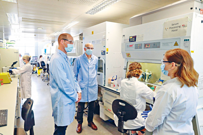 戴上口罩的英国威廉王子，上月视察研发新冠疫苗的牛津团队实验室。
　　
