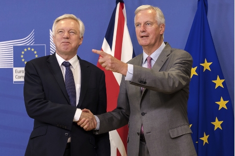 （左起）英國首席代表戴維斯及歐盟首席談判代表巴尼耶。AP