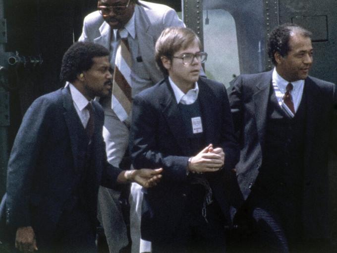 1981年行刺列根的男子欣克利(中)被判长期入住精神病院。AP资料图片