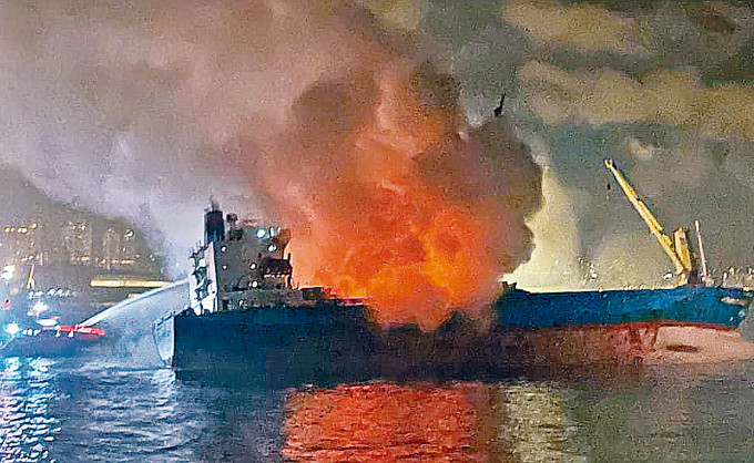 ■貨船上金屬廢料猛烈焚燒濃煙沖天，滅火輪在場灌救。