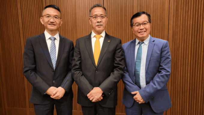 左起：東江集團行政總裁翁建翔、主席李沛良、首席財務官張芳華
