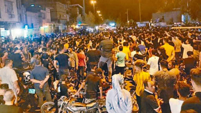 ■網上影片顯示，伊朗胡齊斯坦省蘇桑蓋爾德市周五深夜有大批民眾街上聚集，喊口號抗議缺水。