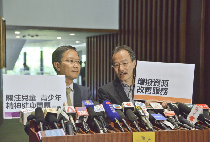 （左起）郭家麒、张超雄期望，《施政报告》中亦能有对精神科的服务需求，有所回应。资料图片