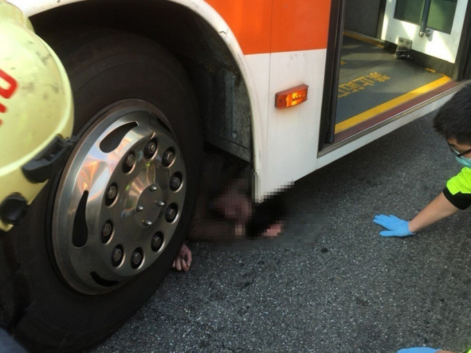 新北市发生巴士与电单车擦撞车祸，36岁潘姓铁骑士撞击后被卷进巴士底，卡在右前轮。（网图）