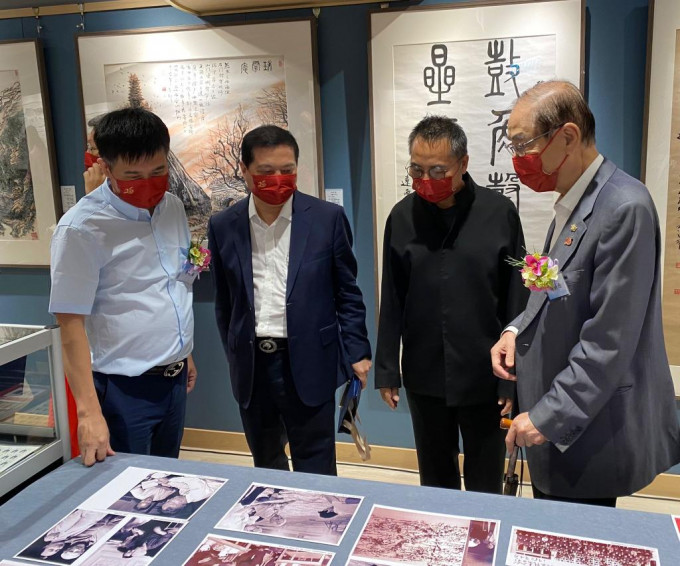 杨孙西（右）、林天行（右二）、蔡研博（左）在张仃艺术展。