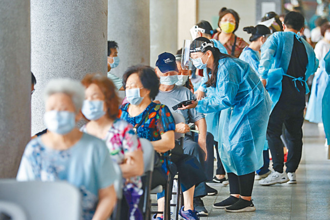 台北长者轮候接种疫苗。