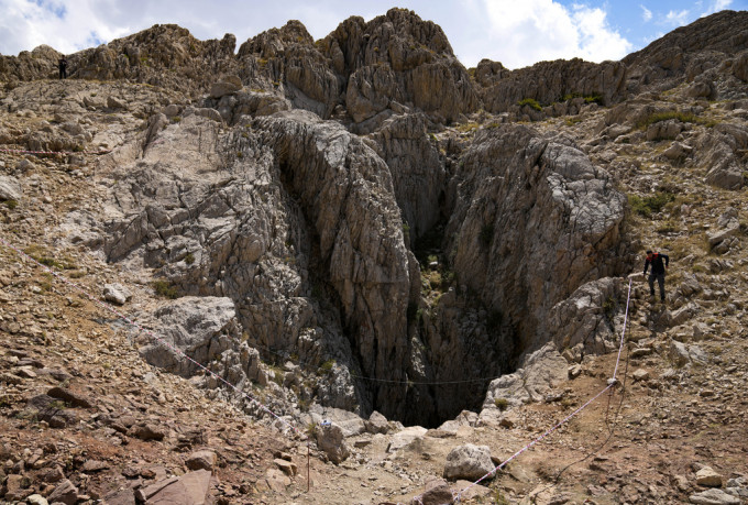 美國探險家被困千米洞穴內。美聯社