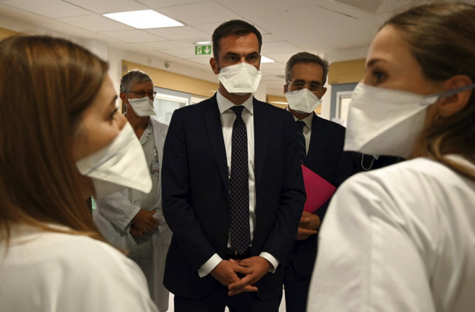 法國衛生部部長韋朗表示，下周一將巴黎列入疫情「最高警戒級別」。AP圖片