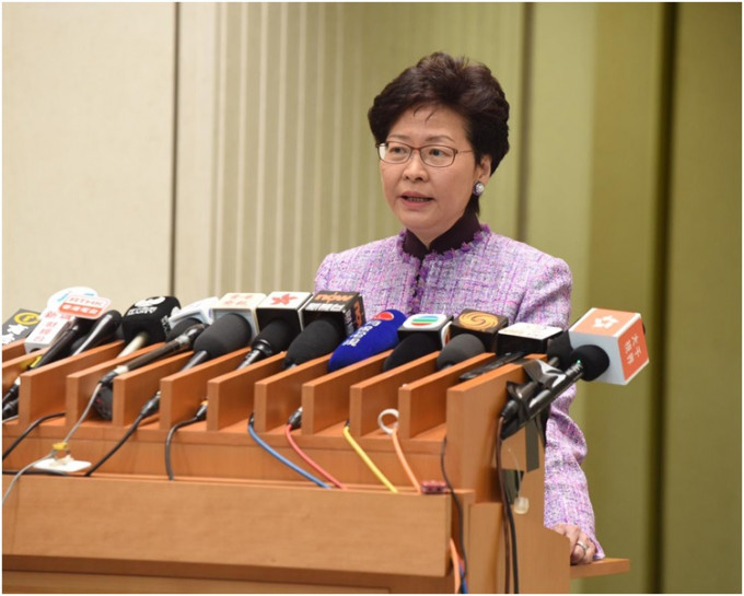 林郑月娥出席行政会议前见传媒。